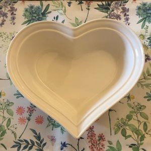 Beautiful New Porcelain swirl heart bowl perfect for baking cakes!